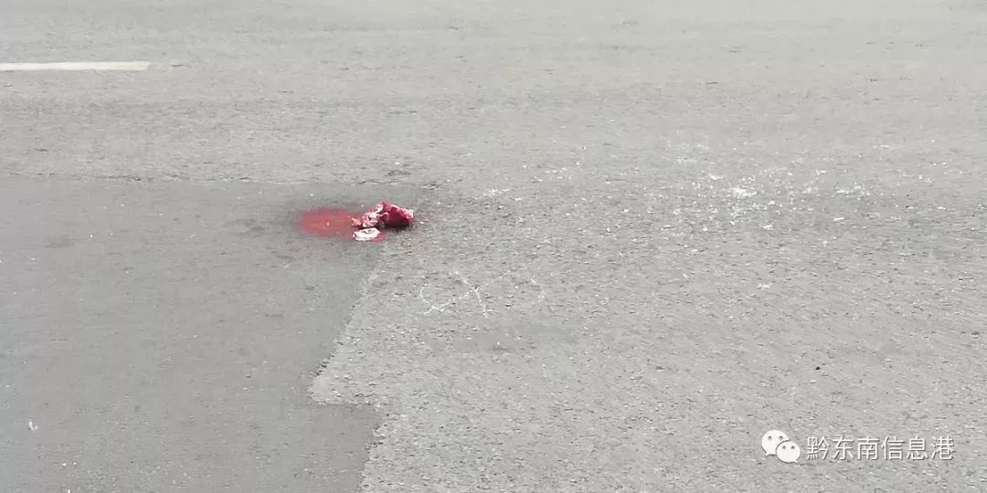 出租车的后车窗已经被撞碎,自行车旁的地上有一摊血,一团浸满血的纸巾
