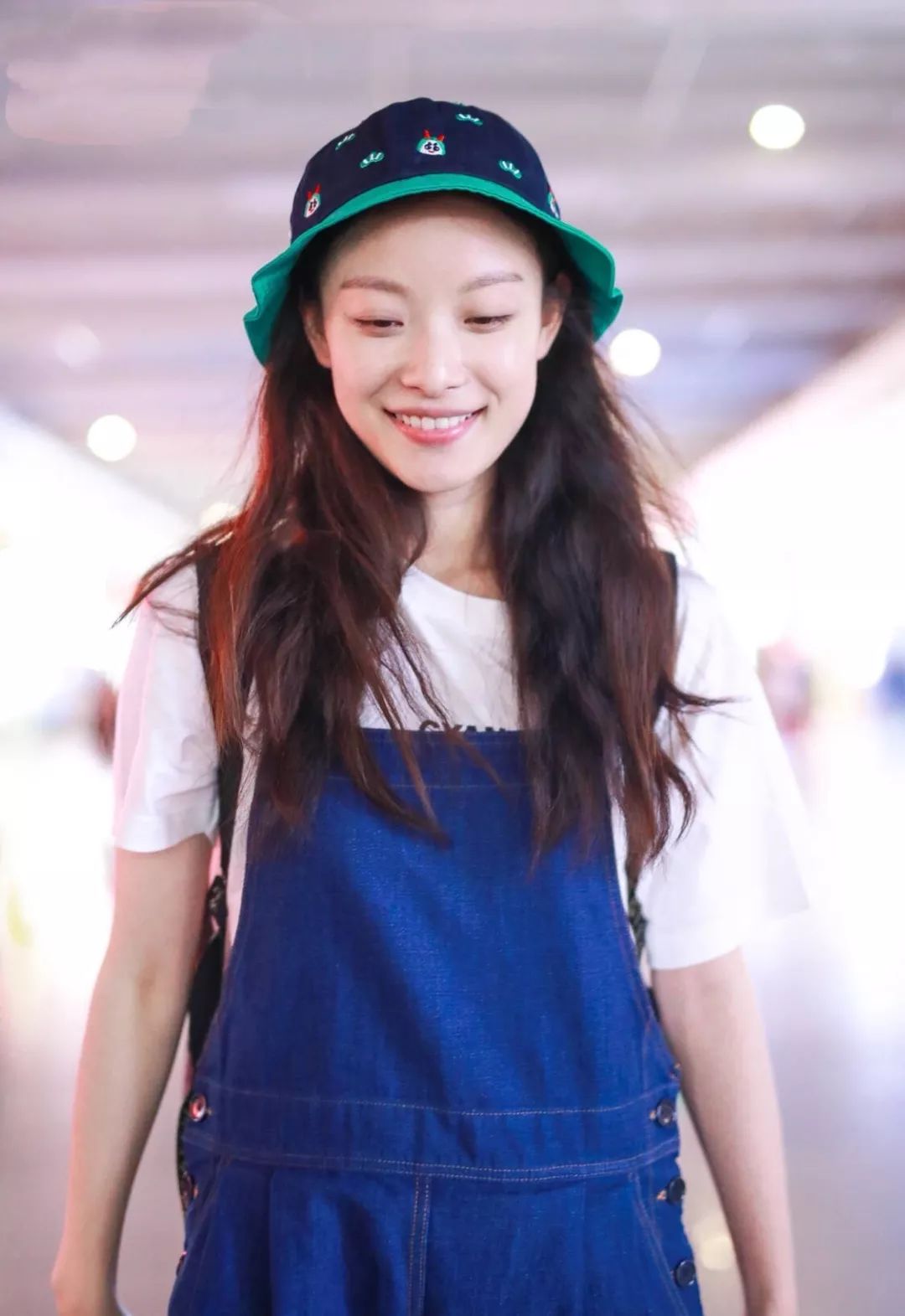 "气质"代言人 倪妮背带裤 彩色渔夫帽的造型俏皮可爱,妥妥的18岁少女