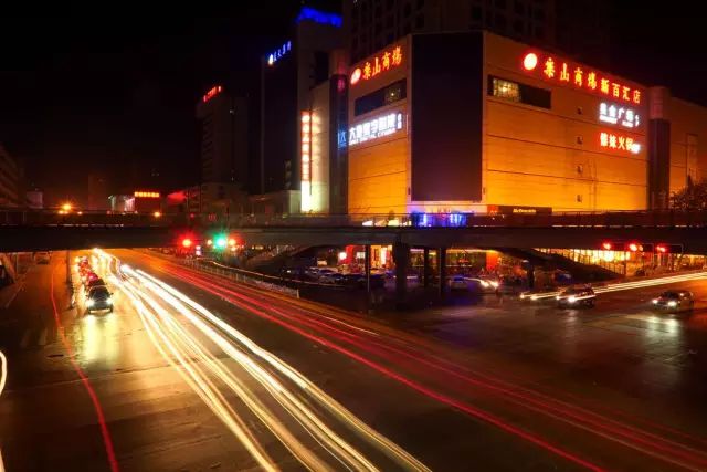 夏天来了,这是适合夜晚散步的季节 这个时候的驻马店夜景,也是一绝!