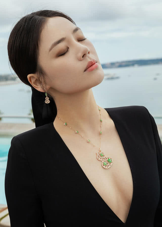 马思纯穿开衩黑裙大秀天鹅颈 造型简约气质优雅展露精致女人味