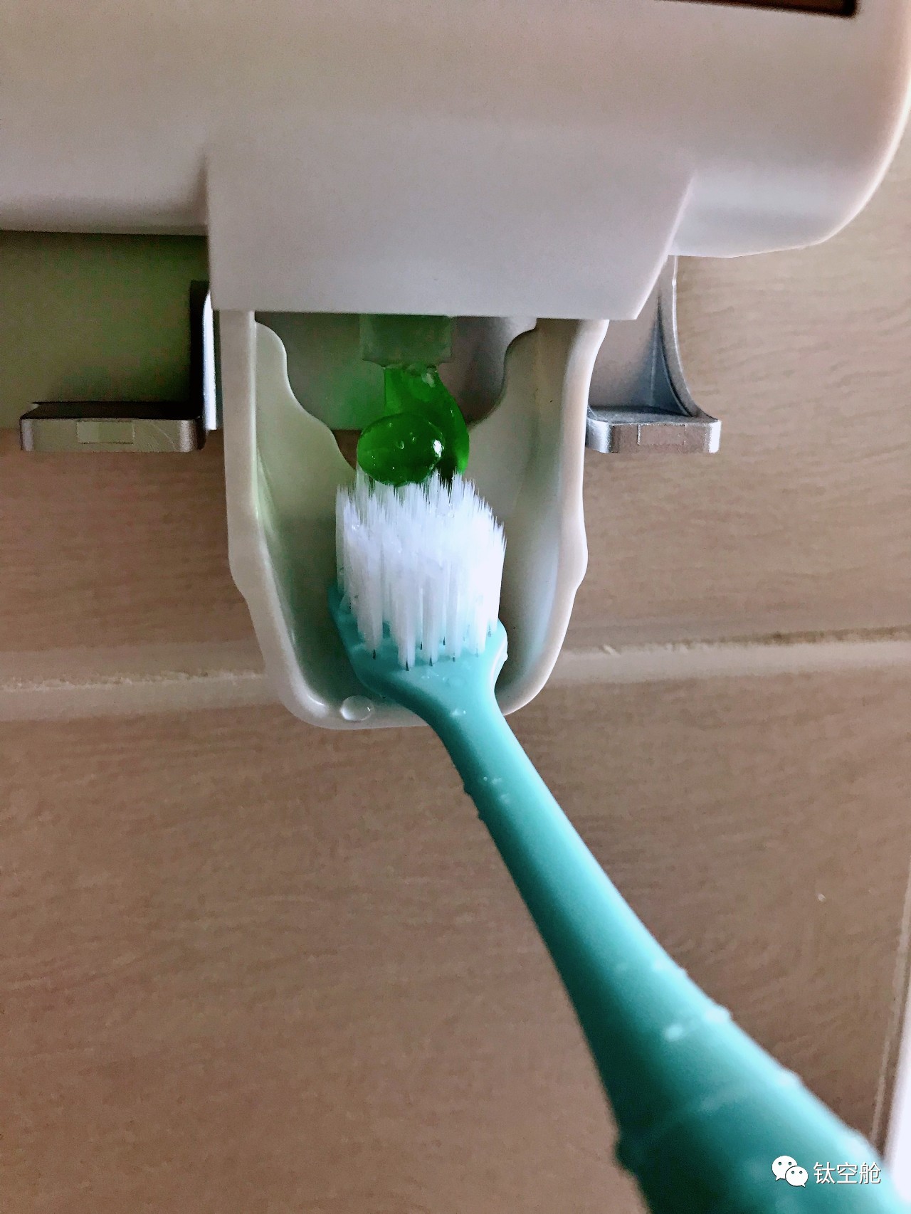 谁会用马桶刷刷牙？