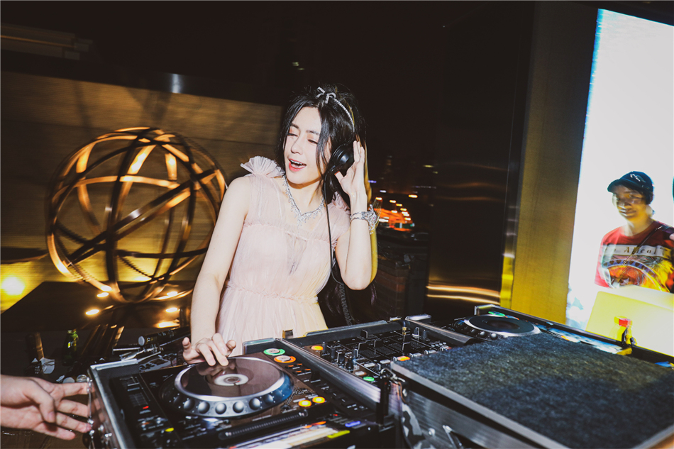 汤晶媚化身dj.jpg