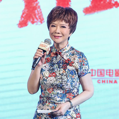 58岁蔡明穿旗袍惊艳亮相，网友却发现她脸僵得笑不动了！