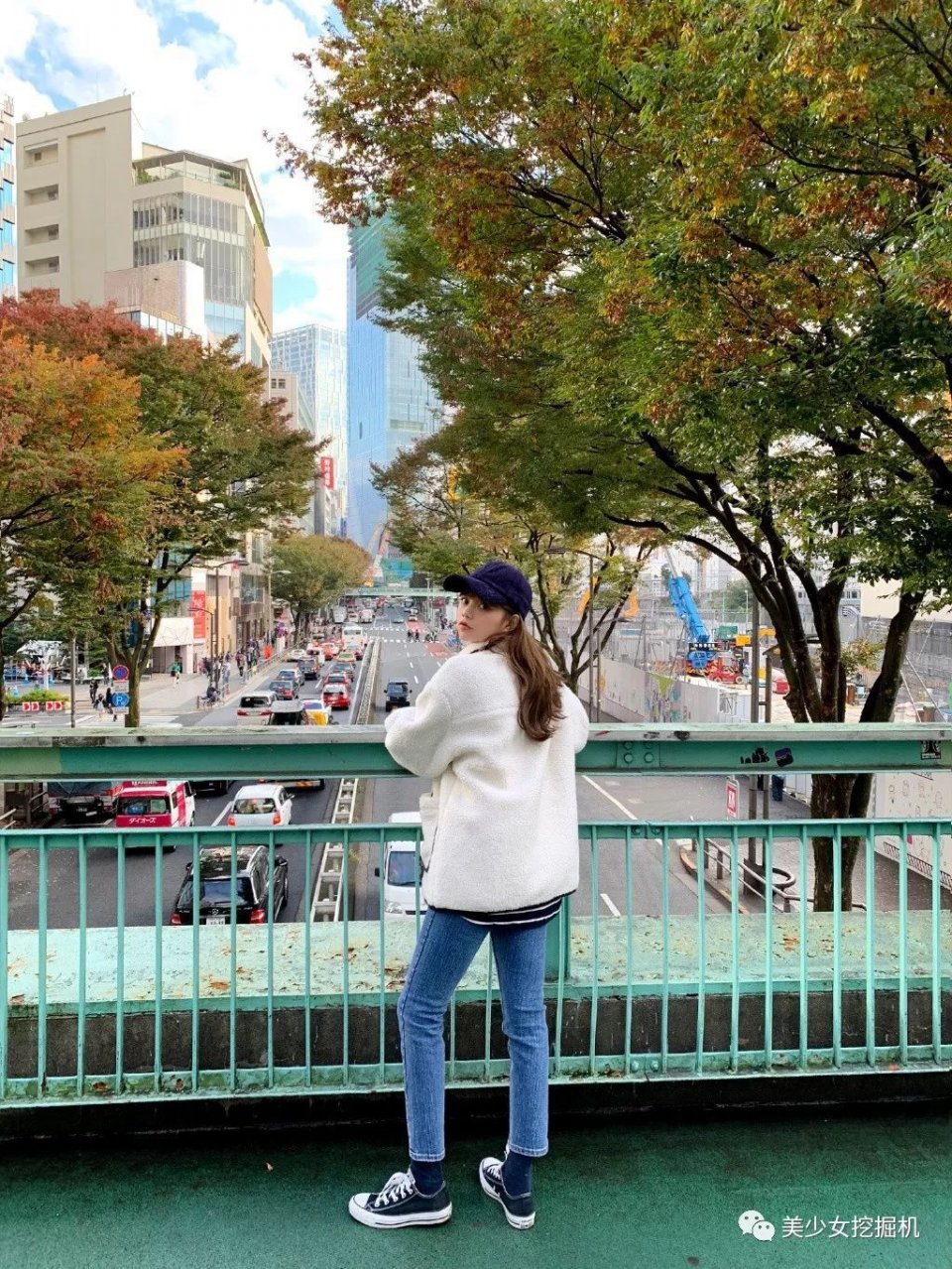 高三因撞脸何炅赵薇上热搜，毕业后隐姓埋名当模特也难逃走红！