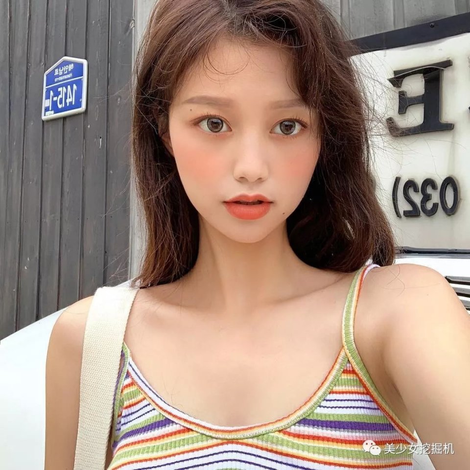 高三因撞脸何炅赵薇上热搜，毕业后隐姓埋名当模特也难逃走红！