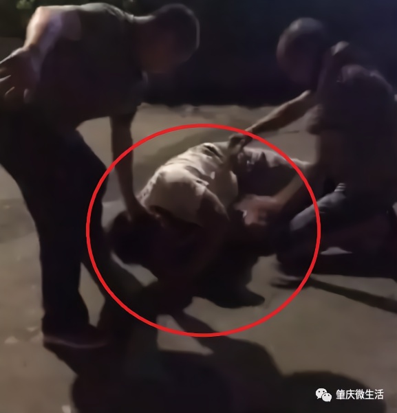 一滴滴司机因拒载醉酒乘客遭殴打 网友爆料现场视频