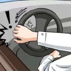 方向盘握对了吗 这三种握法很可能导致事故发生