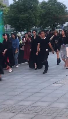 范冰冰出席活动待遇暴跌，坐第二排镜头被切，身边无人跟其交流