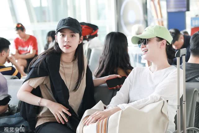 追星女孩上线！欧阳娜娜机场巧遇宋佳 开心上前拥抱两眼发光