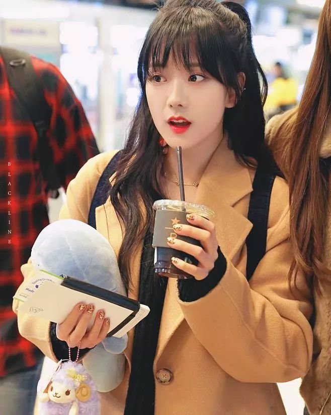 大家心目中的文艺女神虽然是内牛五方脸，但下唇暗藏着小心机