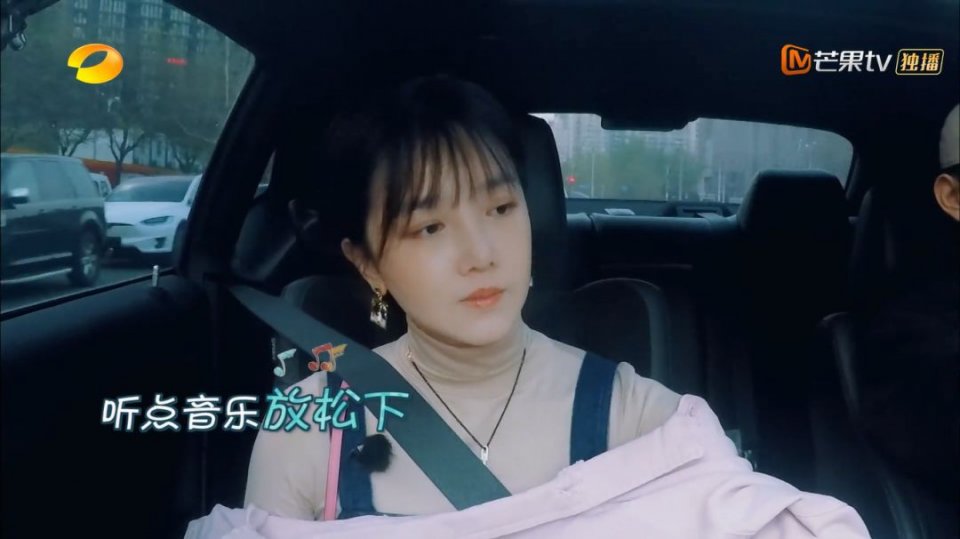 她的前男友是薛之谦？因误放前任歌曲被现任于小彤当街怒骂？