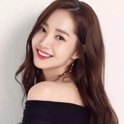 大家心目中的文艺女神虽然是内牛五方脸，但下唇暗藏着小心机