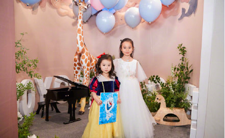 李小璐带甜馨参加董璇女儿生日会，6岁的甜馨变化太大了