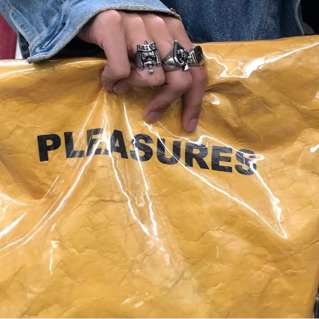 壁纸丨钱买不到快乐,但可以买到pleasures.