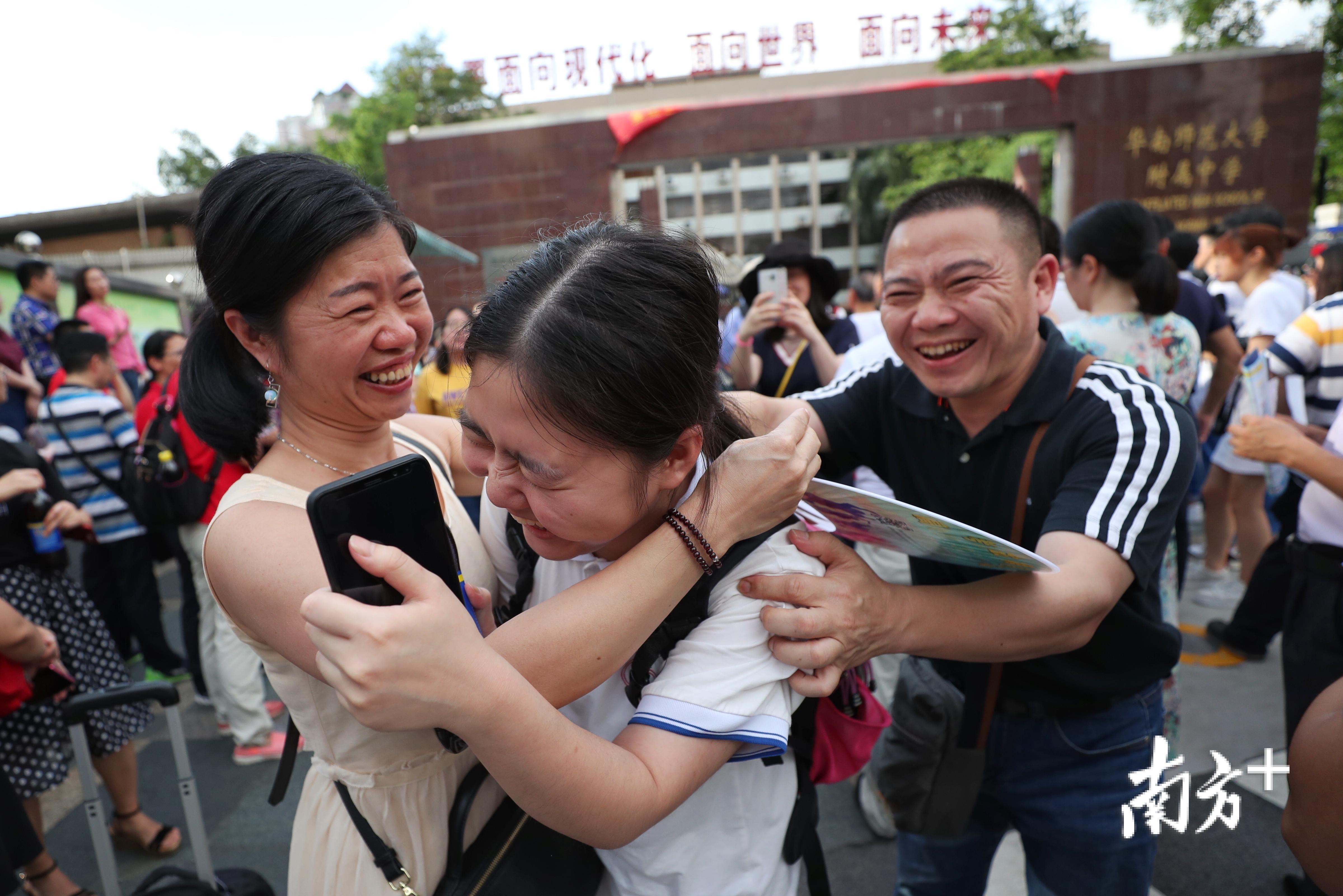 2019年高考正式结束,考场门口场面感人