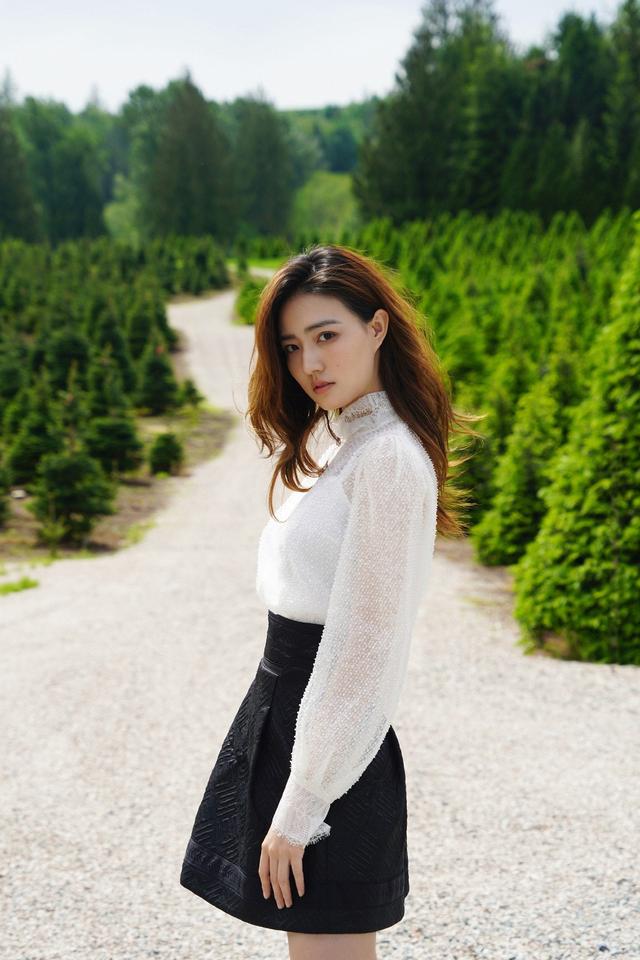 《甄嬛传》她演孙俪的妹妹,今穿透视衬衫高腰裙,美腿细得过分