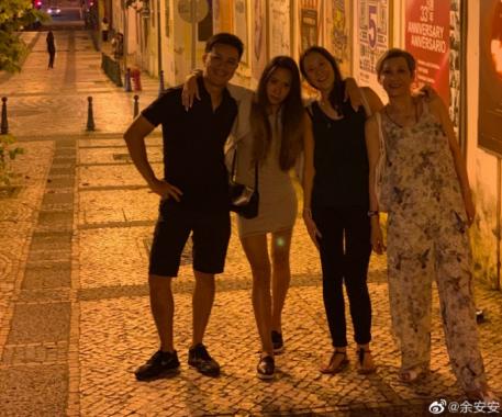 周润发59岁前妻余安安晒近照，与2个女儿同框像姐妹