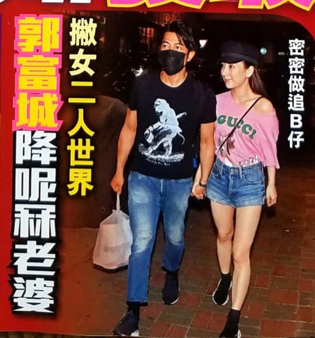 偶遇郭富城方媛恩爱约会吃甜品，两夫妻穿情侣装依偎在一起看手机