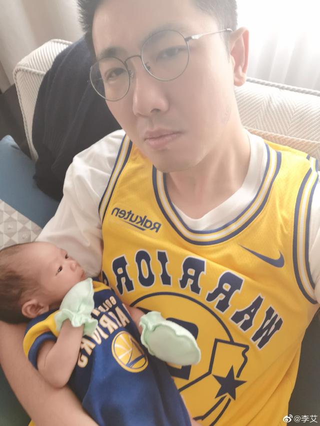 李艾首晒儿子正面照！奶爸抱娃看NBA总决赛一脸崩溃