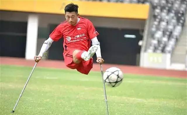 经历三次截肢手术也不放弃足球梦,“独腿球王”何忆义的励志人生