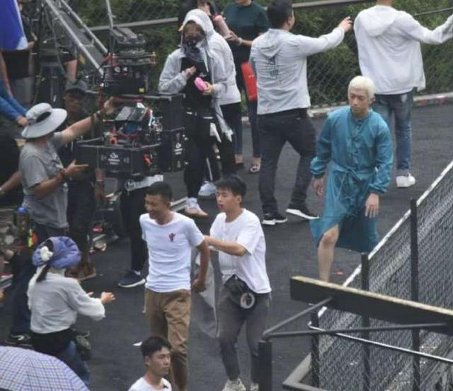 文章复出拍电影了！腰伤复发跪地不起，需要三个人扶他起来