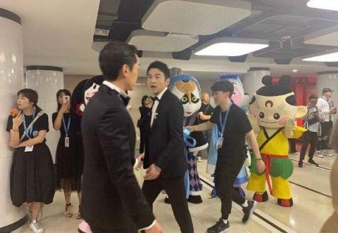 韩安冉婚礼前男友当伴郎,现场成卖货专场,之前就连生孩子也直播