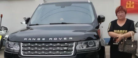 女司机居然开套牌路虎去换驾驶证，车牌号太显眼，结果悲剧了