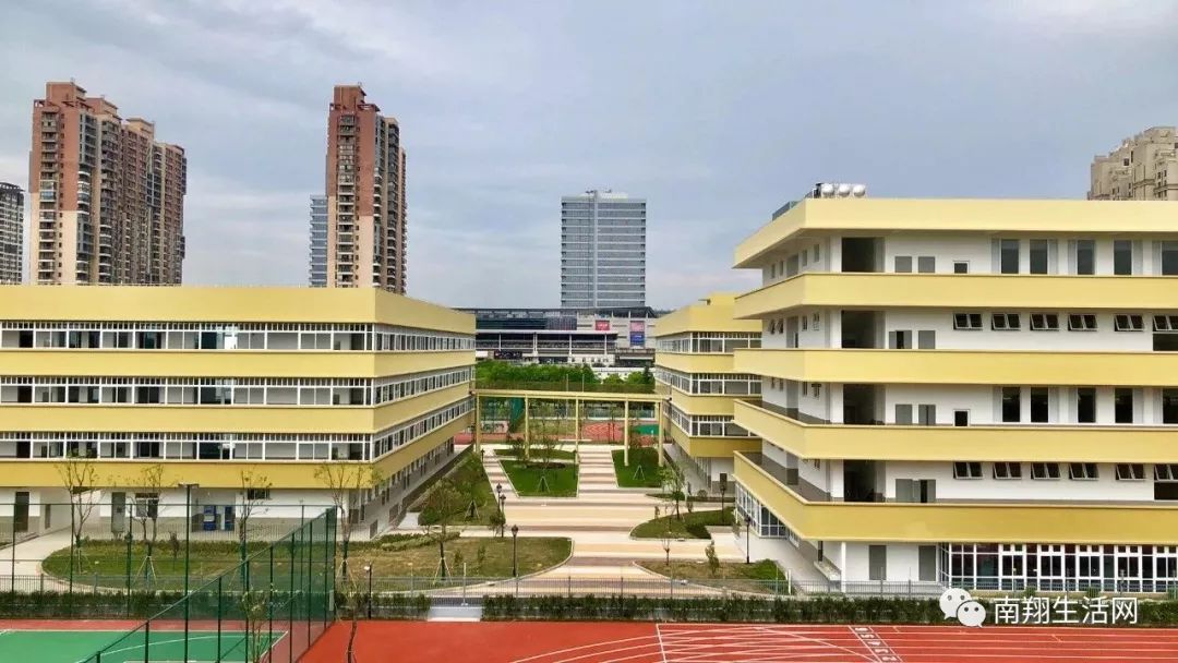 外,为了满足学生的运动需求 考虑到天气因素 嘉定新城实验小学位于 双