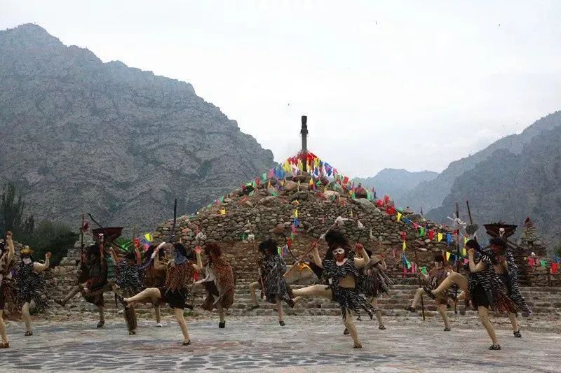 大型体验式实景演艺 《贺兰祭》,着重还原远古人类的生活场景,狩猎