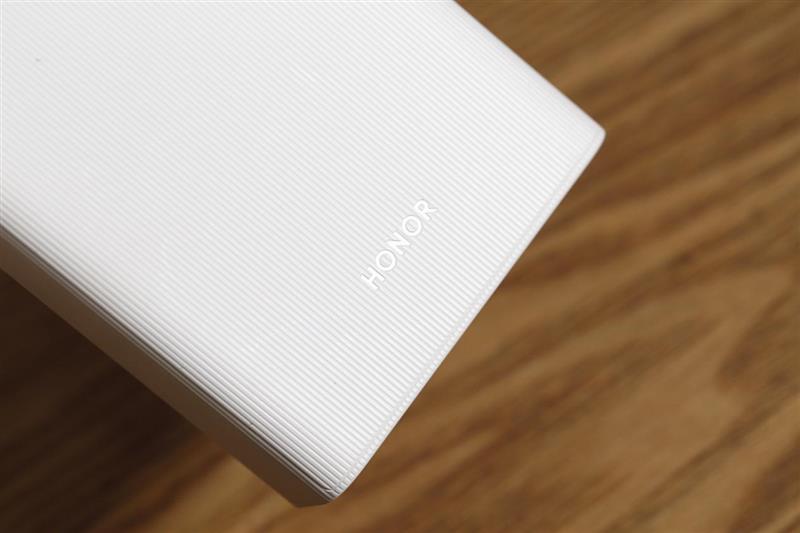 20000mAh+18W双向快充 荣耀移动电源2评测：三部手机+一部平板 “全家”吃到饱