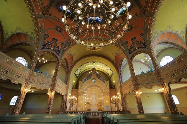 塞尔维亚最神秘的艺术小城,一半居民说外语,地标建筑是“混血”