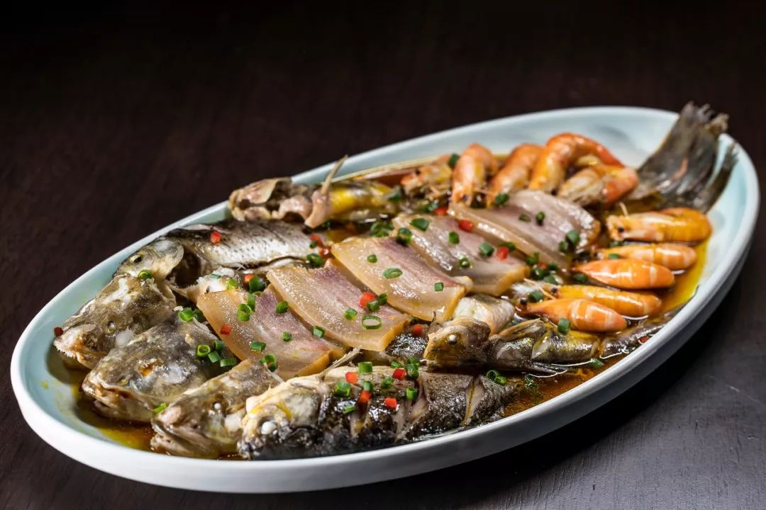 法国勃艮第村庄顶级的白葡萄酒，和浙江县城最好的食材，饭小美用一席风土之宴复刻乡土的珍馐与风情