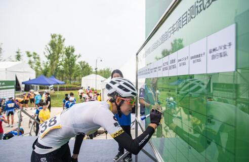 武汉军运会公路自行车测试赛在东湖绿道举行
