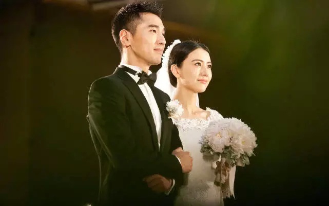 高圆圆赵又廷女儿名字正式曝光，两人送亲友一公斤重的弥月蛋糕