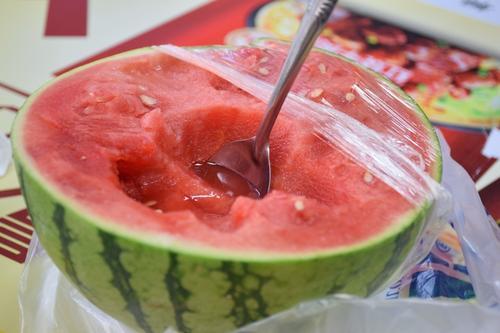 “夏日吃西瓜,药物不消抓”可为何营养师说,吃西瓜别用勺挖着吃