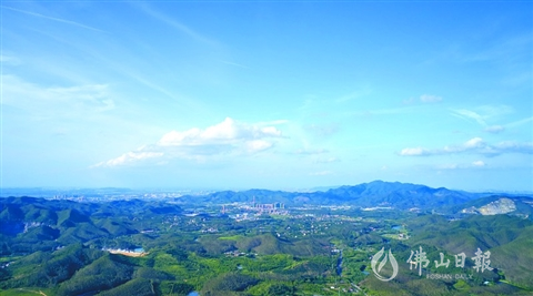 6月22日，从杨和镇上空俯瞰蓝天白云下的高明区。/佛山日报记者吕润致摄
