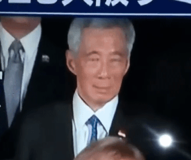 这尴尬而不失礼貌的微笑,简直跟假笑男孩一模一样!
