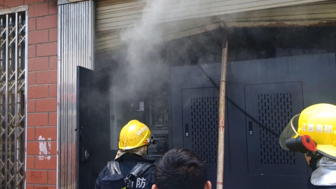 救火现场消防员被指着大骂:你拿着我们的钱,赶紧灭!