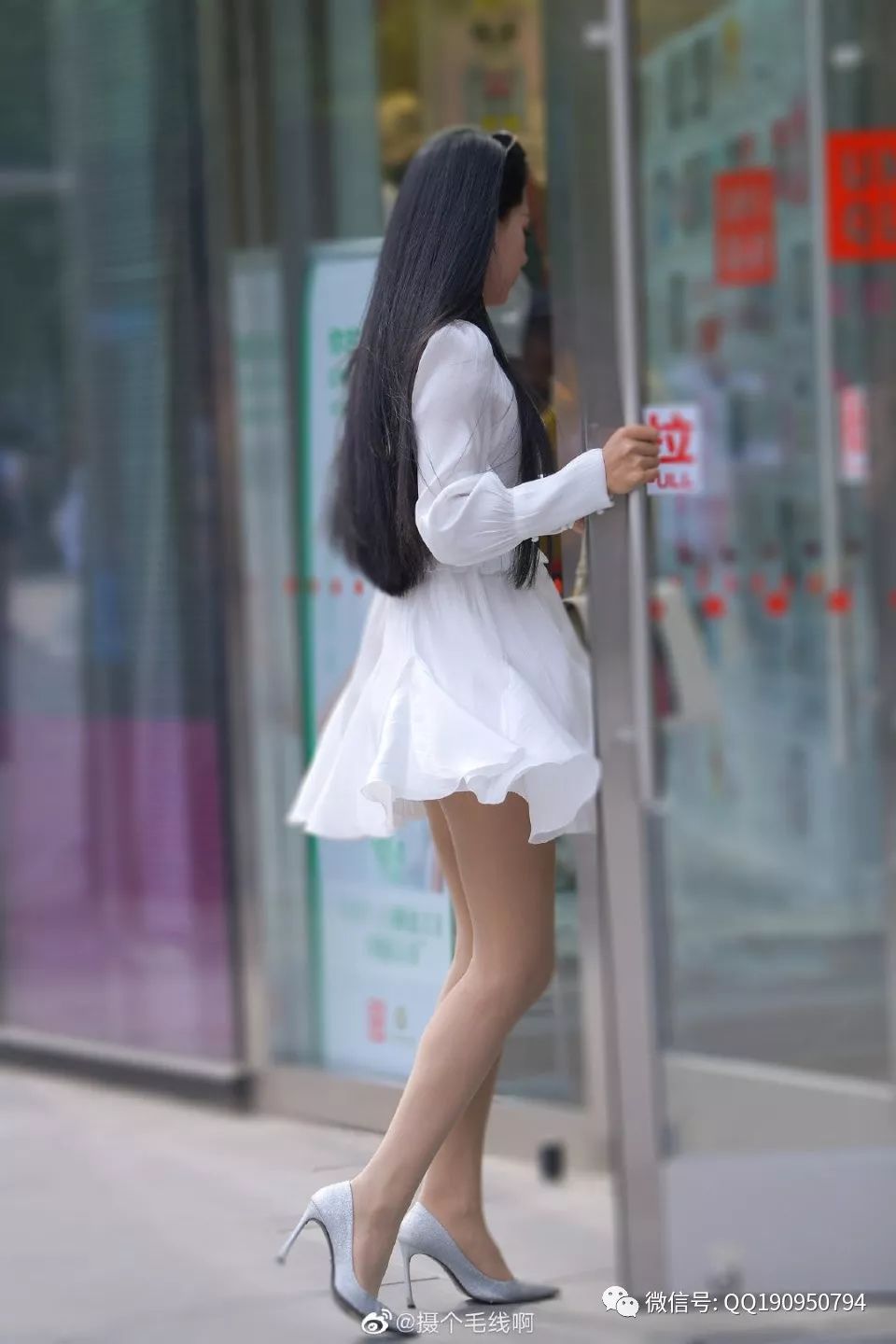 炎炎夏日怎么穿丝袜?小姐姐白色短裙简直就是夏日里的一股清流