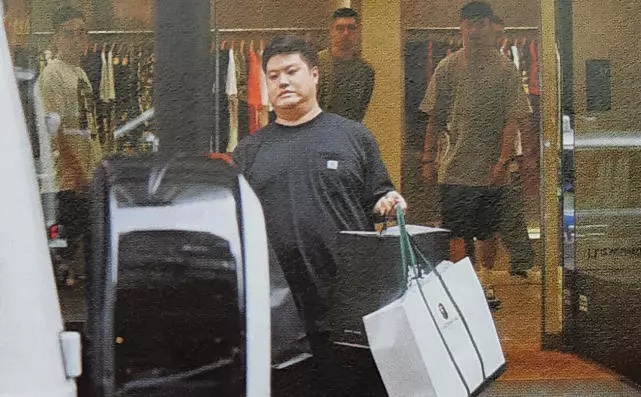 袁咏仪购物途中扶起跌倒老人家，确定无大碍后才离开
