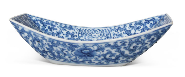 清乾隆 青花缠枝花卉舟形笔洗 口14.57×8、底6.5×5.5厘米