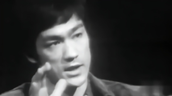 李小龙辉煌一生，影响巨大，却英年早逝，实在是华人的一大损失。
