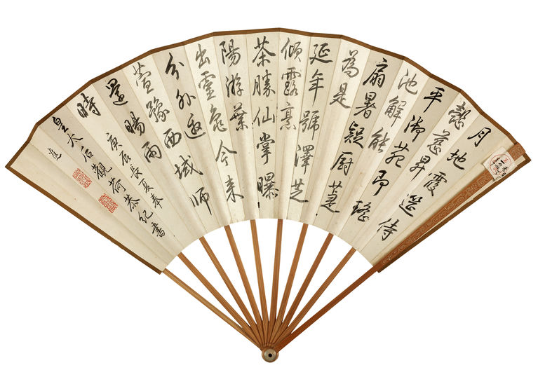 清乾隆二十五年 乾隆帝绘《寿萱图》并书《奉侍皇太后观荷诗》折扇 故宫博物院藏（背面）帝王画像甚至于清末的一些老照片当中，都有宫中帝后手持扇子的样子。