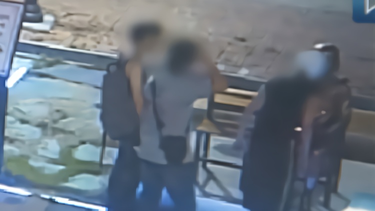 4名韩国人对慰安妇像吐口水 还说日语装成日本人