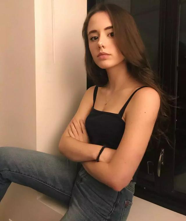 好莱坞最骚明星家庭,女儿搜老爸裸照,妈咪狂撩小鲜肉.