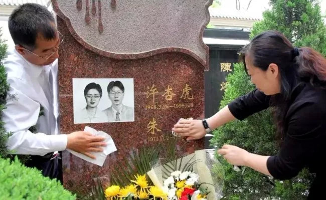 天津科技大学教师、学生代表为朱颖烈士扫墓