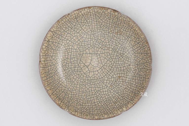 哥窑米黄釉葵瓣口盘 心