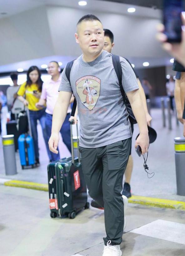 岳云鹏走路匆忙不忘对接机粉丝解释原因，却被吐槽太不文雅