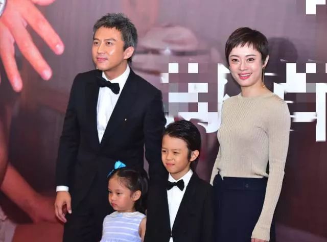 邓超孙俪带一双儿女正式走红毯!儿子像妈,小花妹妹像爸