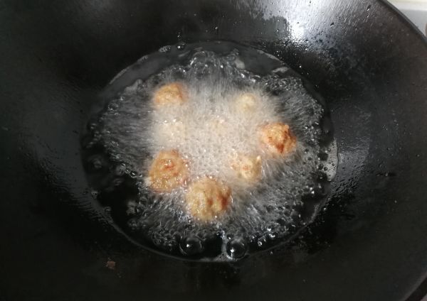 教你制作美味的芝士夹心肉丸子，香而不腻，一家人都说太好吃了